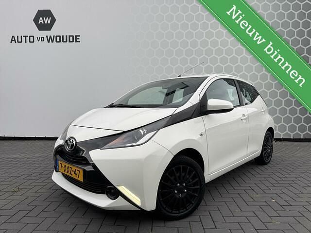 Wit Gebruikt 2014 Toyota Aygo X-play Hatchback | € 5.950 (Eerlijke prijs) - Afbeelding 1/4