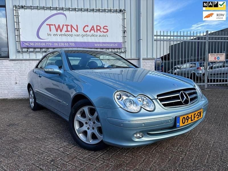 Blauw (metallic) Gebruikt 2003 Mercedes 240 Elegance Coupé | € 4.995 - Afbeelding 1/4