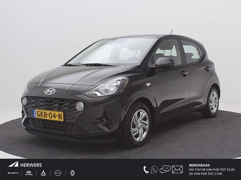 Phantom black (x5b) (donker zwart) Gebruikt 2022 Hyundai i10 Comfort Hatchback | € 11.985 (Goede deal) - Afbeelding 1/4