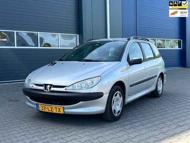 Grijs Gebruikt 2003 Peugeot 206 Stationwagen | € 999 (Eerlijke prijs) - Afbeelding 1/4