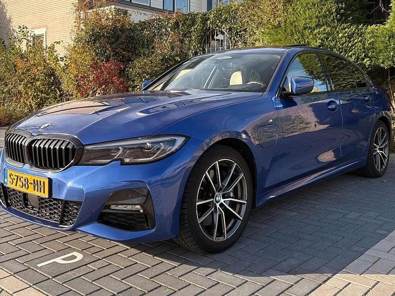 Blauw Gebruikt 2020 BMW 330e M Sport Sedan | € 28.000 (Eerlijke prijs) - Afbeelding 1/4