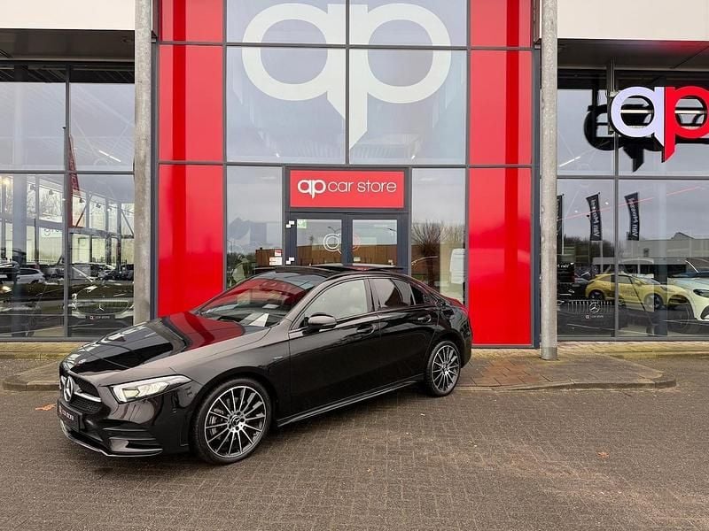 Zwart Occasion 2021 Mercedes A250 AMG Sedan | € 30.999 (Eerlijke prijs) - Afbeelding 1/4