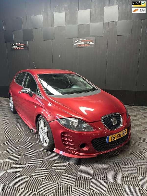 Rood Gebruikt 2006 Seat Leon Sport Hatchback | € 2.450 (Goede deal) - Afbeelding 1/4