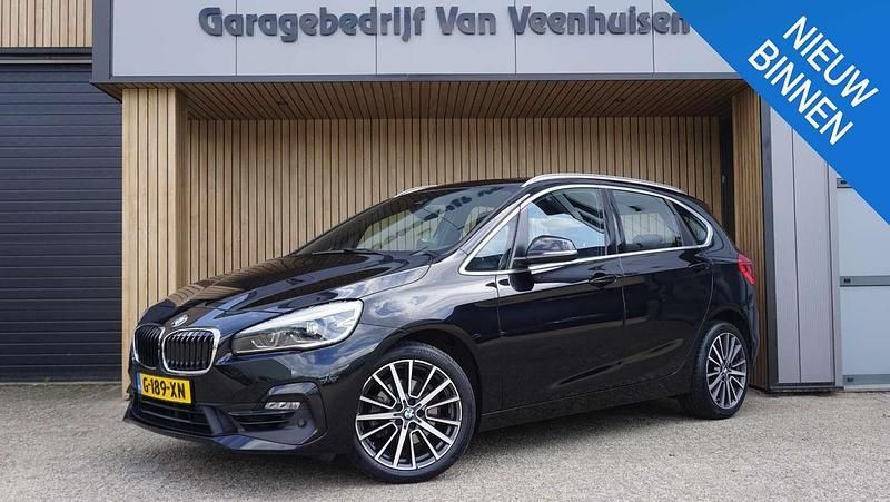 Zwart, metallic lak Gebruikt 2020 BMW 220 Active Tourer Sport Line MPV | € 27.950 (Iets duurder) - Afbeelding 1/4