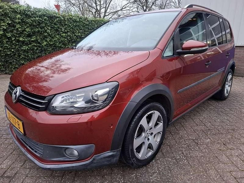 Rood Occasion 2011 VW Touran Cross MPV | € 6.950 (Goede deal) - Afbeelding 1/4