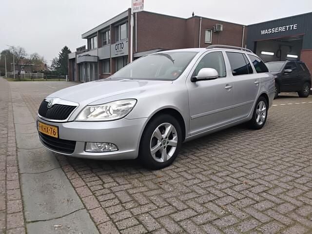 Grijs Gebruikt 2013 Skoda Octavia Stationwagen | € 7.650 (Eerlijke prijs) - Afbeelding 1/4
