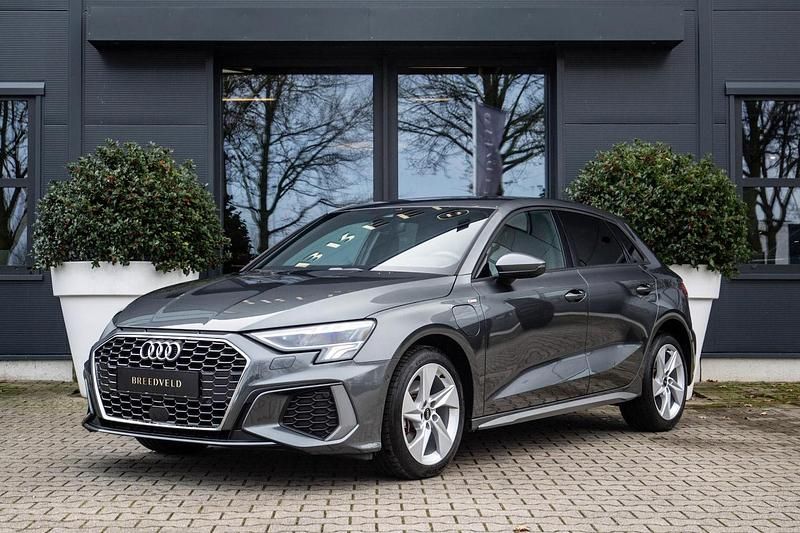 Grijs Occasion 2022 Audi A3 Sportback e-tron S-Line Hatchback | € 30.950 (Eerlijke prijs) - Afbeelding 1/4