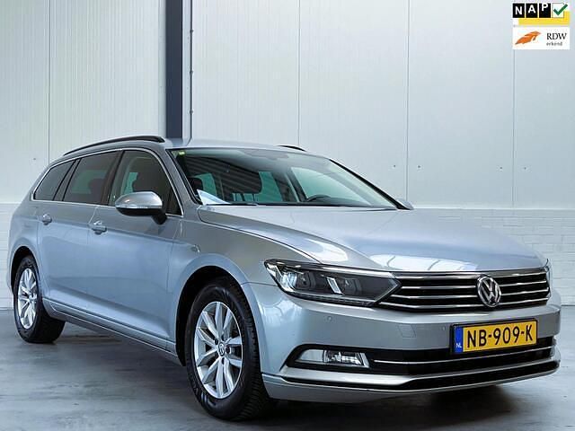 Grijs Occasion 2017 VW Passat Comfortline Stationwagen | € 11.950 (Goede deal) - Afbeelding 1/4