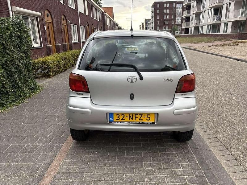 Occasion Toyota Yaris 65 PK (47 kW) 2005 Grijs Hatchback