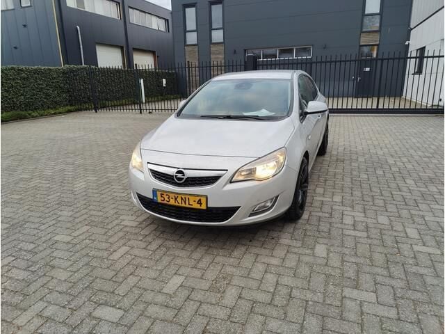 Grijs Gebruikt 2010 Opel Astra Edition Hatchback | € 2.700 (Goede deal) - Afbeelding 1/4