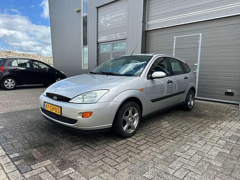 Zilver Gebruikt 2000 Ford Focus Trend Hatchback | € 1.850 (Eerlijke prijs) - Afbeelding 1/4