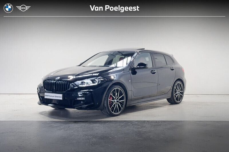 Saphirschwarz metallic (zwart metallic) Gebruikt 2024 BMW 120 M Sport Hatchback | € 45.795 (Duur) - Afbeelding 1/4