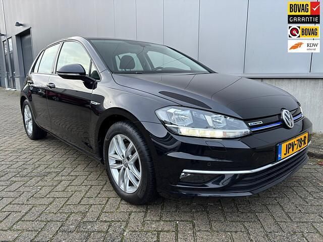 Zwart Gebruikt 2018 VW Golf VII Comfortline Hatchback | € 17.450 (Goede deal) - Afbeelding 1/4
