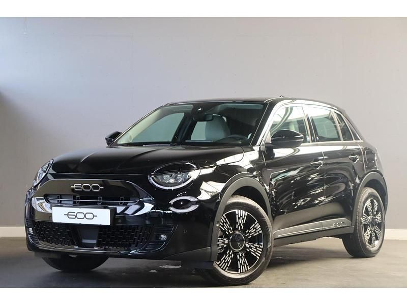 Zwart Nieuw 2025 Fiat 600E Urban SUV | € 30.885 (Goede deal) - Afbeelding 1/1