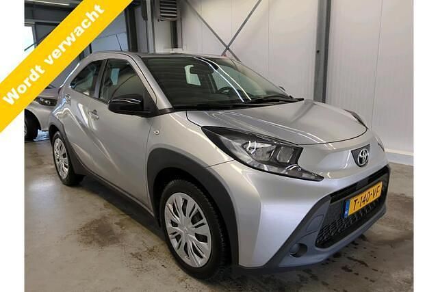 Grijs Gebruikt 2023 Toyota Aygo Play Hatchback | € 16.499 (Eerlijke prijs) - Afbeelding 1/4