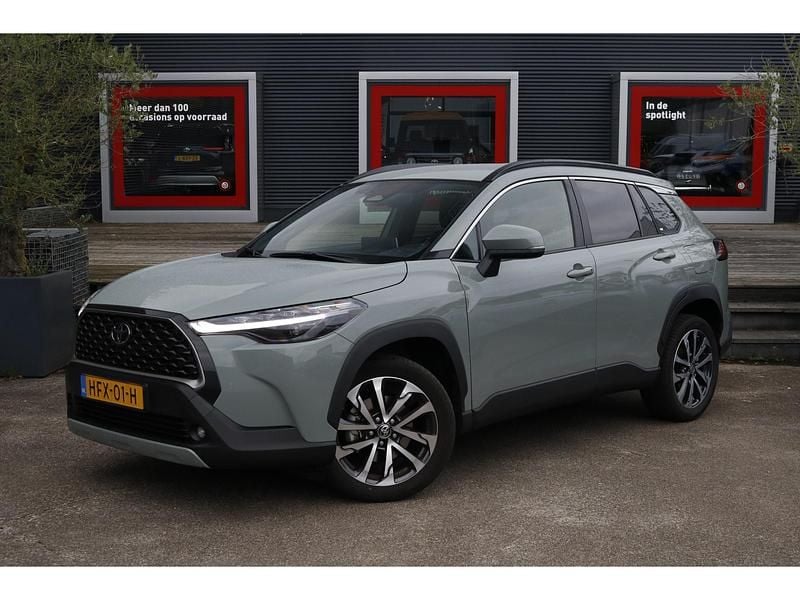 Groen Gebruikt 2025 Toyota Corolla Cross Style SUV | € 38.400 (Eerlijke prijs) - Afbeelding 1/4