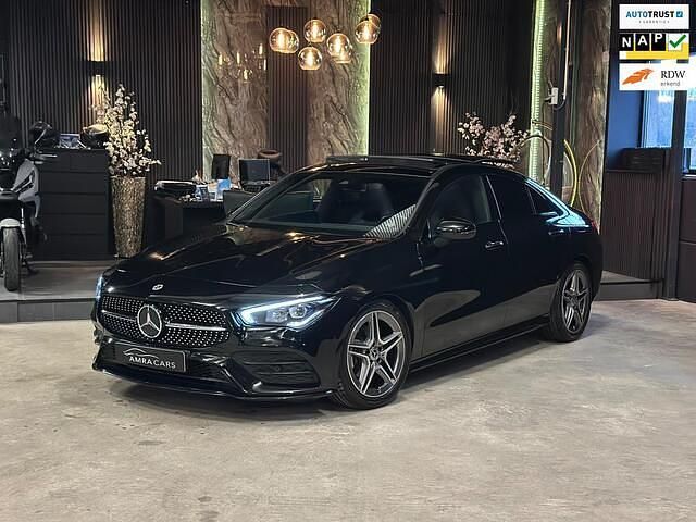Zwart Occasion 2022 Mercedes CLA180 AMG Sedan | € 33.999 (Eerlijke prijs) - Afbeelding 1/4