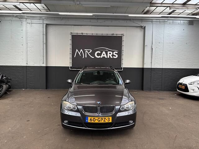 Grijs, metallic lak Gebruikt 2008 BMW 320 Stationwagen | € 3.450 (Eerlijke prijs) - Afbeelding 1/4