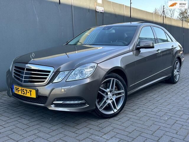 Grijs Gebruikt 2010 Mercedes E500 Avantgarde Sedan | € 14.950 - Afbeelding 1/4