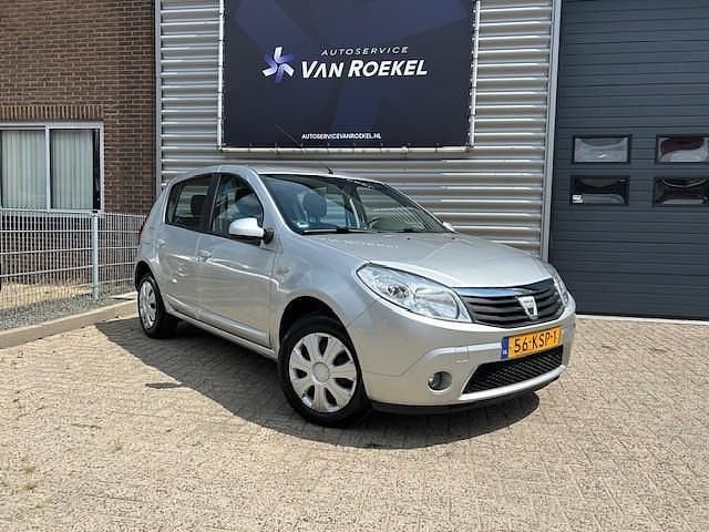 Grijs Gebruikt 2010 Dacia Sandero Lauréate Hatchback | € 2.499 (Eerlijke prijs) - Afbeelding 1/4