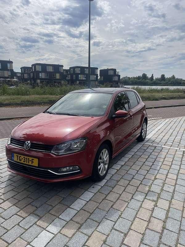 Rood Gebruikt 2015 VW Polo Highline Hatchback | € 7.750 (Goede deal) - Afbeelding 1/4
