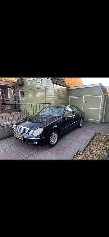 Zwart Gebruikt 2002 Mercedes E240 Avantgarde Sedan | € 3.000 (Goede deal) - Afbeelding 1/4