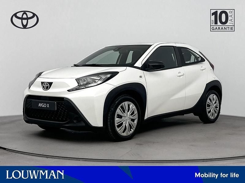 Wit Gebruikt 2024 Toyota Aygo Play Hatchback | € 20.900 (Eerlijke prijs) - Afbeelding 1/3