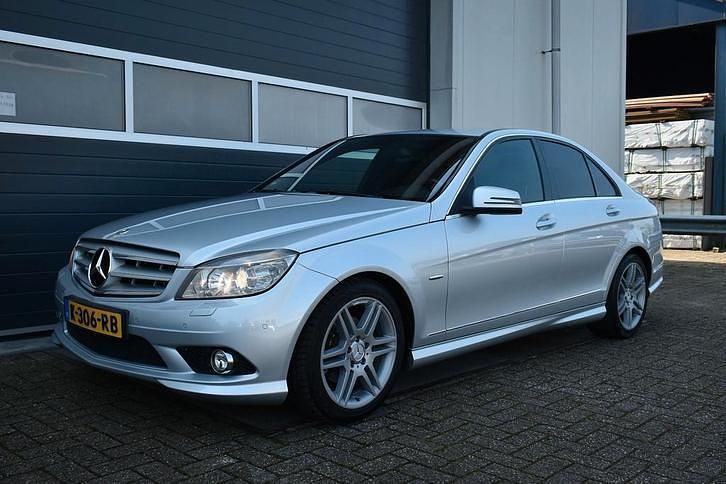 Grijs Gebruikt 2008 Mercedes C200 AMG Sedan | € 6.499 (Eerlijke prijs) - Afbeelding 1/4
