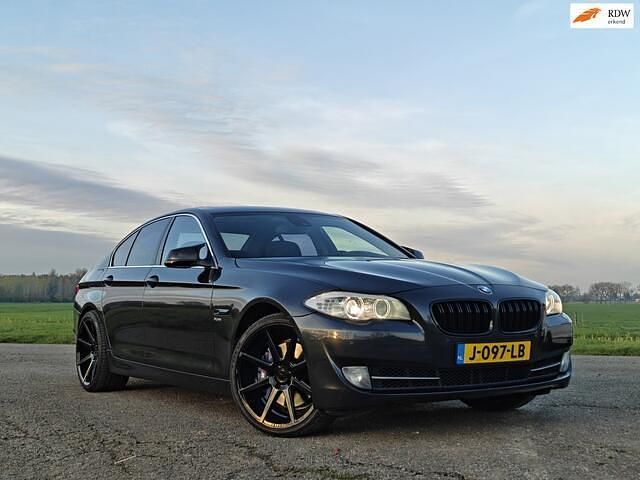 Grijs (metallic) Gebruikt 2011 BMW 535 Executive Sedan | € 17.950 (Eerlijke prijs) - Afbeelding 1/4
