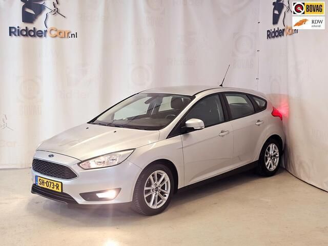 Grijs, metallic lak Gebruikt 2015 Ford Focus Titanium Hatchback | € 11.999 (Eerlijke prijs) - Afbeelding 1/4