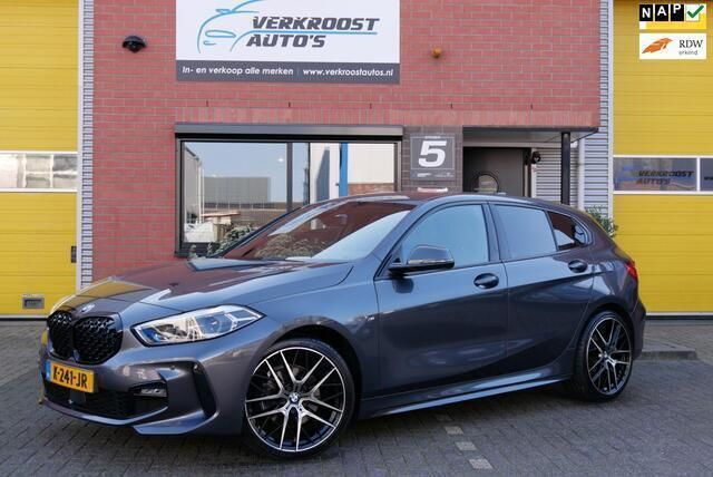 Grijs, metallic lak Gebruikt 2021 BMW 118 Executive Hatchback | € 22.950 (Eerlijke prijs) - Afbeelding 1/4