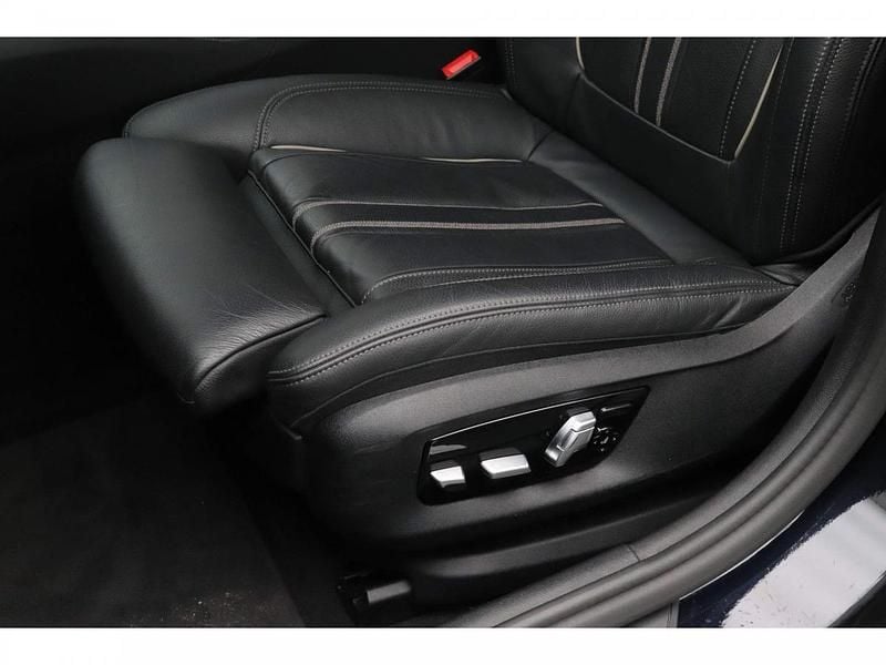Carbonschwarz (donker zwart metallic) Gebruikt 2022 BMW 520 Executive Stationwagen | € 37.880 (Goede deal) - Afbeelding 1/1