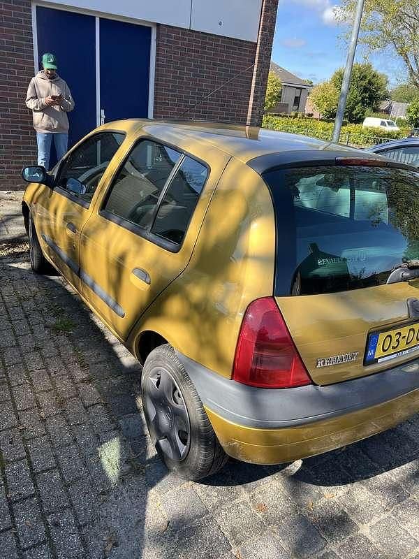 Geel Gebruikt 1999 Renault Clio II Hatchback | € 1.350 (Eerlijke prijs) - Afbeelding 1/4