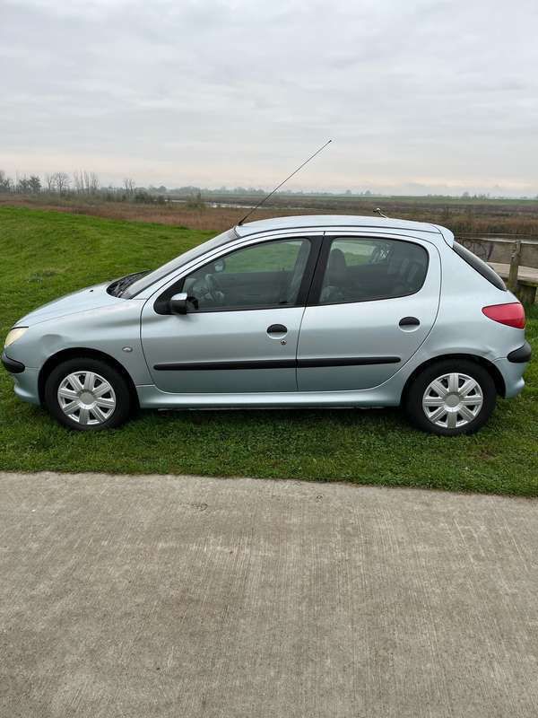Grijs Gebruikt 2002 Peugeot 206 Premium Hatchback | € 800 (Goede deal) - Afbeelding 1/4