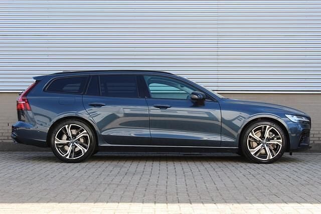Occasion Volvo V60 Plus 350 PK (257 kW) 2025 Blauw, metallic lak Stationwagen