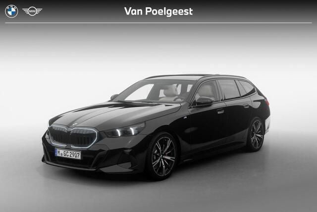Saphirschwarz metallic (zwart metallic) Nieuw 2025 BMW 520 Comfort Edition Stationwagen | € 93.909 (Eerlijke prijs) - Afbeelding 1/4