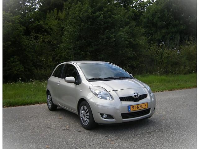 Beige Gebruikt 2010 Toyota Yaris Hatchback | € 4.950 (Eerlijke prijs) - Afbeelding 1/4