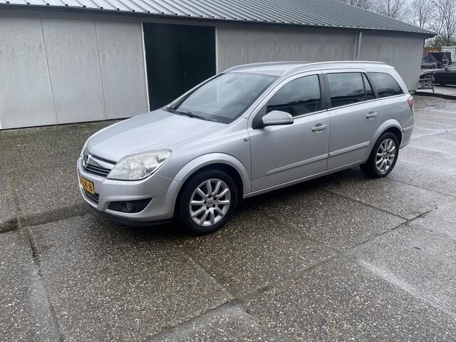 Grijs Gebruikt 2009 Opel Astra Cosmo Stationwagen | € 1.250 (Eerlijke prijs) - Afbeelding 1/4
