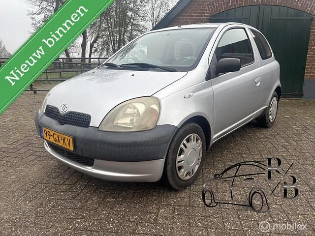 Grijs Gebruikt 2001 Toyota Yaris Terra Hatchback | € 1.499 (Eerlijke prijs) - Afbeelding 1/4