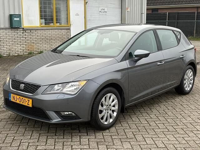 Grijs (metallic) Gebruikt 2015 Seat Leon Style Hatchback | € 6.995 (Goede deal) - Afbeelding 1/4
