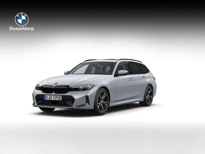 Grijs Nieuw 2025 BMW 330e Comfort Edition Stationwagen | € 75.154 (Eerlijke prijs) - Afbeelding 1/4