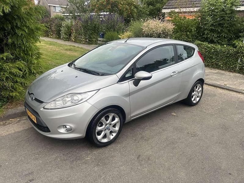 Grijs Gebruikt 2010 Ford Fiesta Titanium Hatchback | € 2.500 (Eerlijke prijs) - Afbeelding 1/4