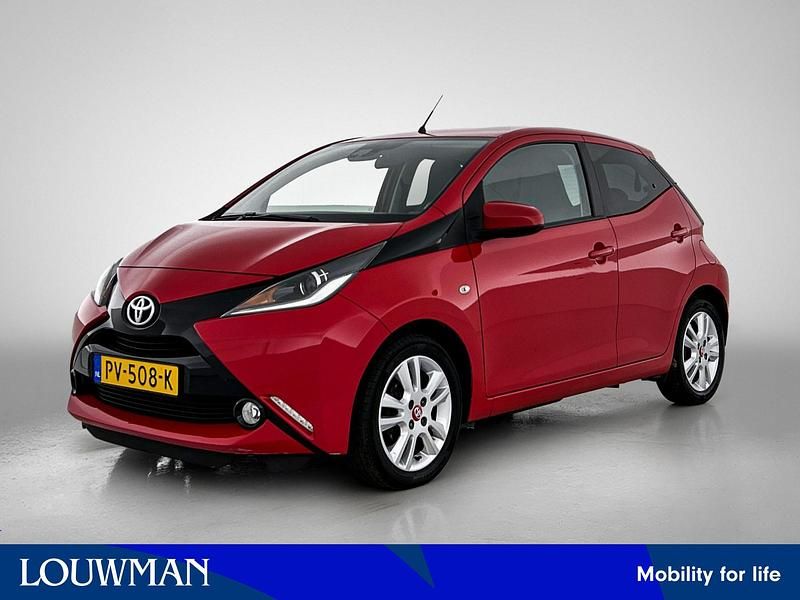 Fire red Gebruikt 2017 Toyota Aygo Hatchback | € 8.885 (Eerlijke prijs) - Afbeelding 1/3