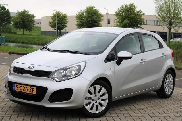 Grijs Gebruikt 2011 Kia Rio Comfort Hatchback | € 6.950 (Eerlijke prijs) - Afbeelding 1/4