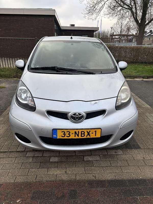 Grijs Gebruikt 2010 Toyota Aygo Comfort Hatchback | € 2.000 (Goede deal) - Afbeelding 1/4