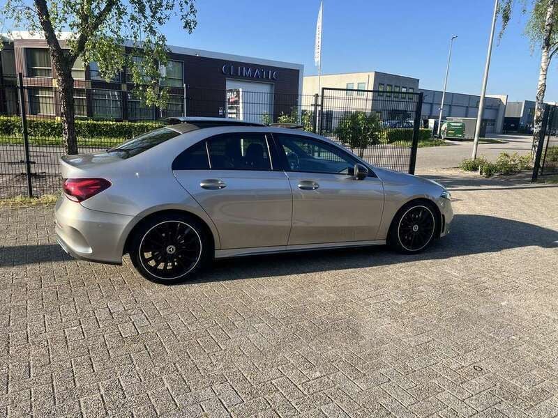 Grijs Gebruikt 2019 Mercedes A180 AMG Sedan | € 23.950 (Duur) - Afbeelding 1/4