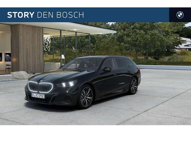 Zwart Nieuw 2025 BMW 530e Comfort Edition Stationwagen | € 89.089 (Eerlijke prijs) - Afbeelding 1/4