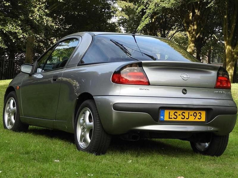 Grijs Occasion 1995 Opel Tigra Coupé | € 7.985 - Afbeelding 1/4