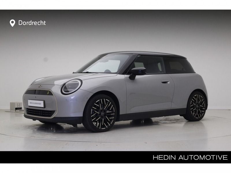 Grijs, metallic lak Gebruikt 2024 Mini Cooper SE Favoured Hatchback | € 35.895 (Eerlijke prijs) - Afbeelding 1/3