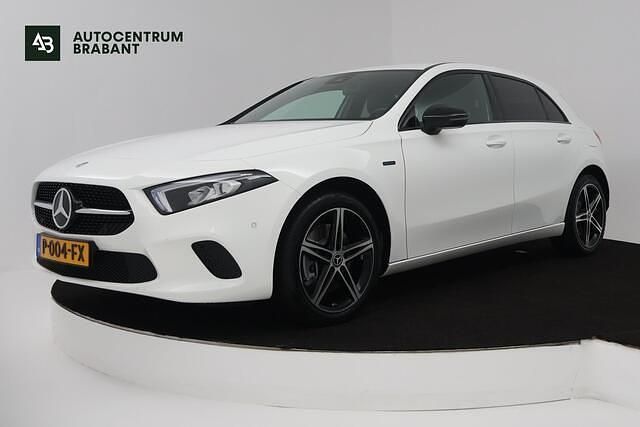 Wit Occasion 2022 Mercedes A250 Business Hatchback | € 27.945 (Super prijs) - Afbeelding 1/4